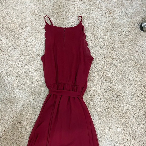 Maroon dress with scallops and a tie - Picture 3 of 3